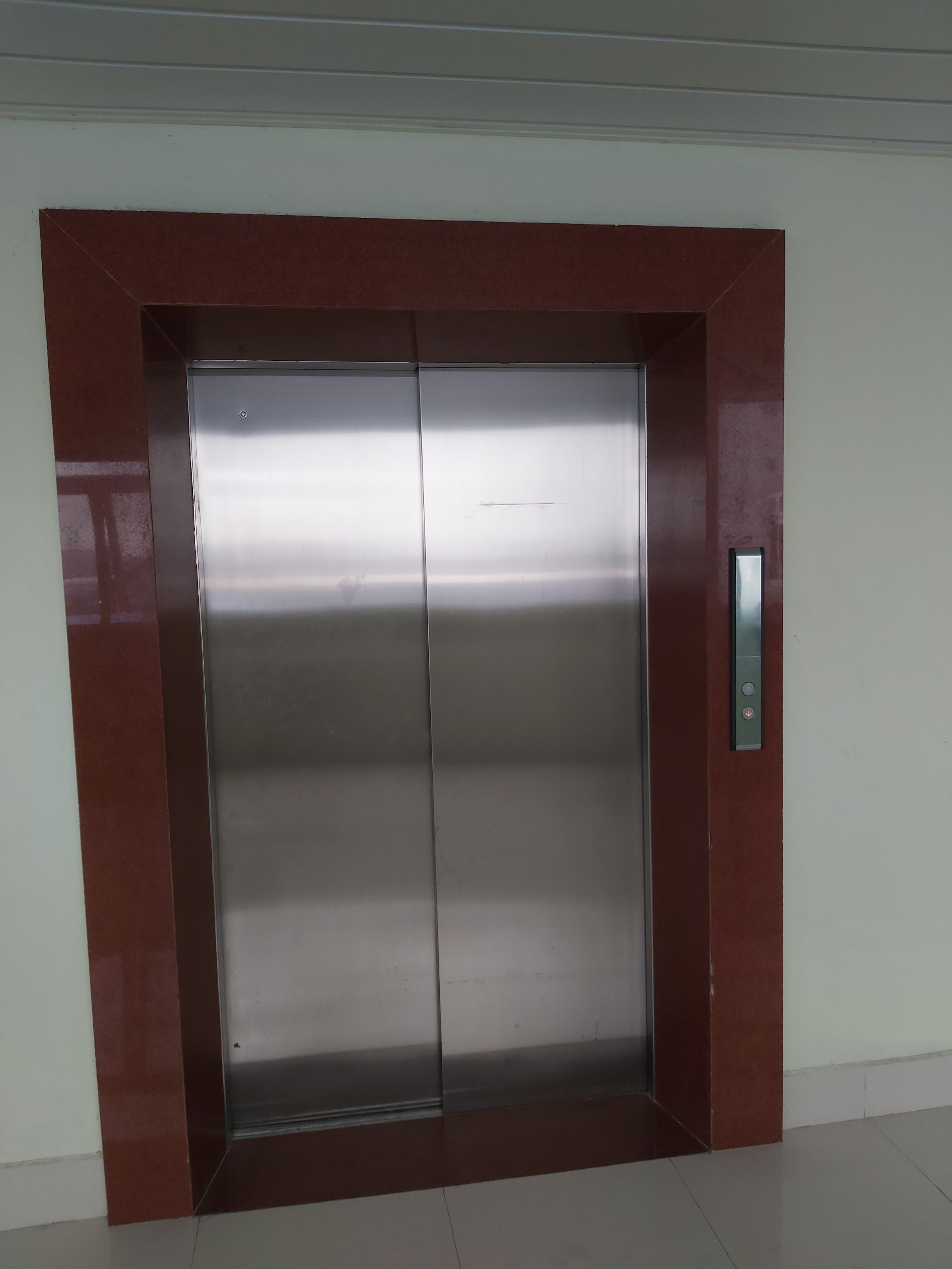 Thang máy bệnh viện 12